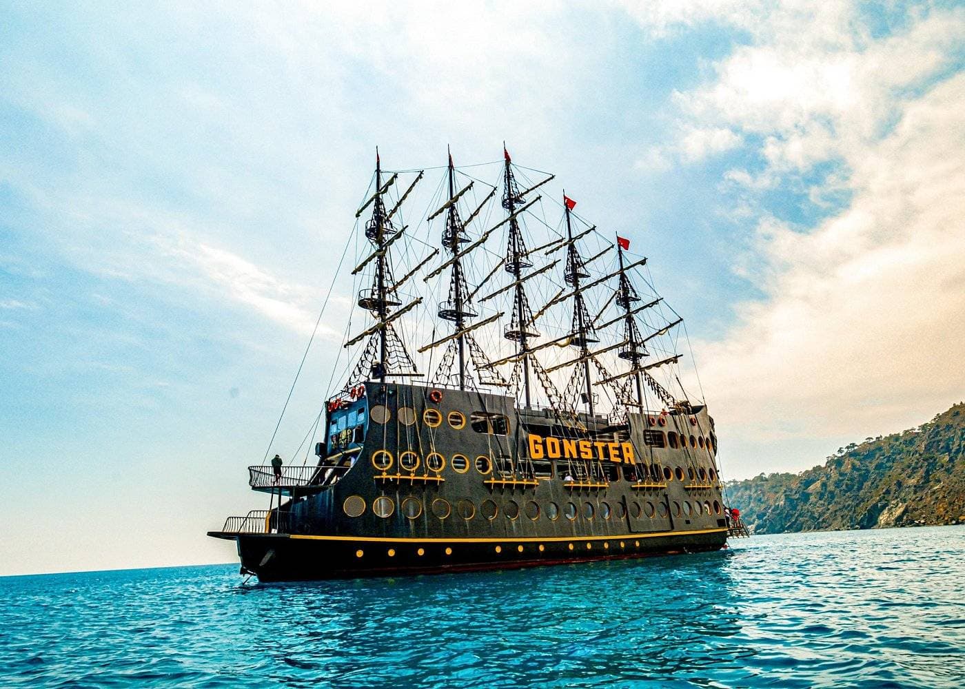 Kemer: Gonster Deluxe Korsan Turu – Öğle Yemeği ve Sınırsız Alkolsüz İçecek